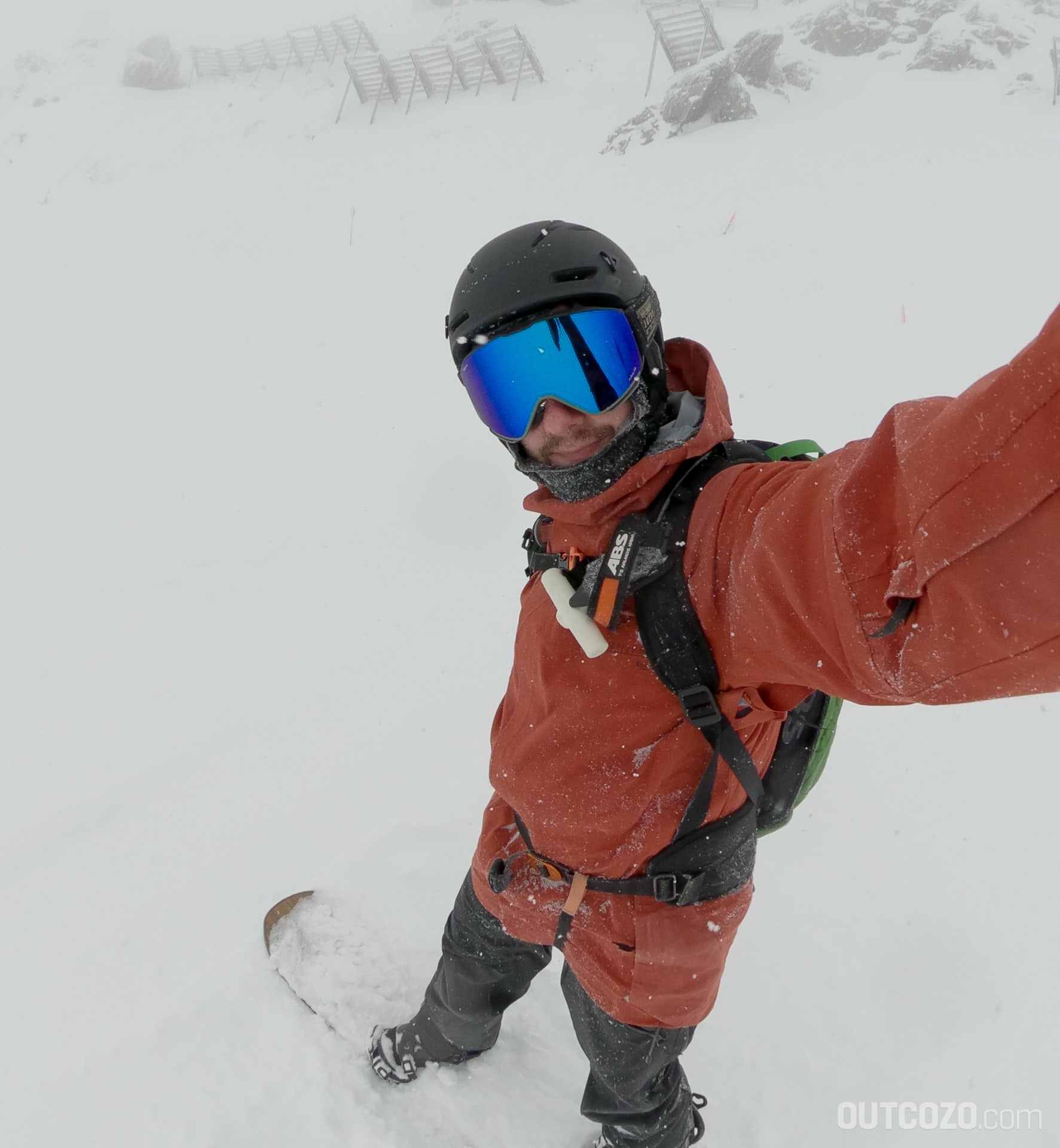 Julbo Quickshift Brille und Julbo Peak LT Helm beim Snowboarden im Nebel.